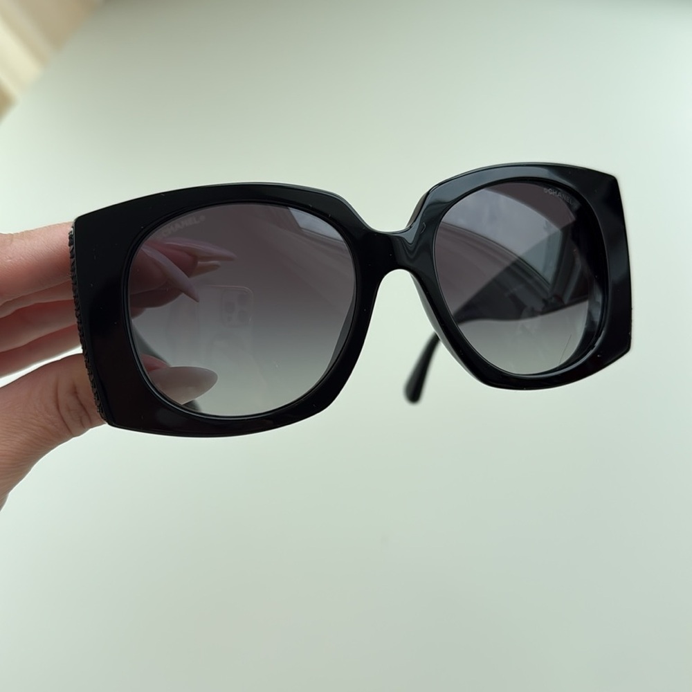 CHANEL Elegant Black Sunglasses - Picture 6 of 15